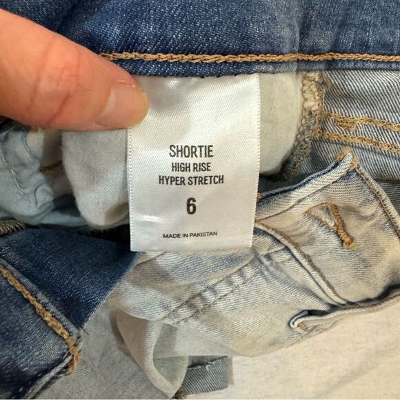 EXPRESS Women’s High Rise Hyper Stretch Light Blue Washed Out Denim Shortie Sz 6 - Picture 4 of 9
